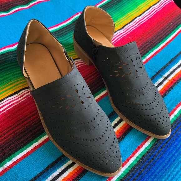 Black booties with design - Picture 1 of 3